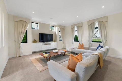 Roselawn Retreat - Pool, Incredible Views, Sleeps 8 - Accommodation Asia 1