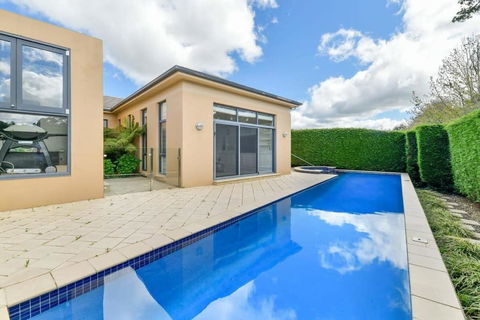 Roselawn Retreat - Pool, Incredible Views, Sleeps 8 - Accommodation Asia 3