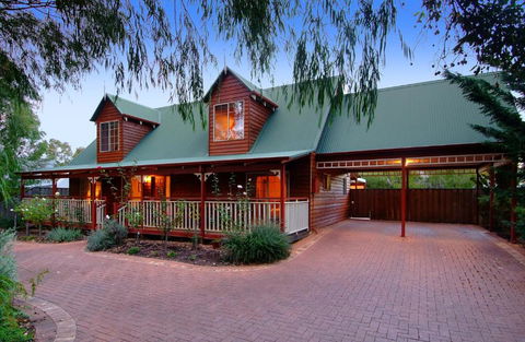 Rosewood Cottage - Accommodation Guide 2