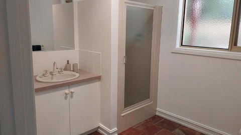 Roshnier Apartment - Accommodation Guide 1