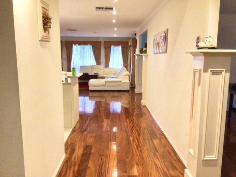 Roxy - A Spacious Cosy Getaway - Near Mel Airport - Accommodation Asia 3