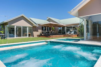 Royadie Resort - Pool Spa Tennis 500m To Beach with Accommodation China