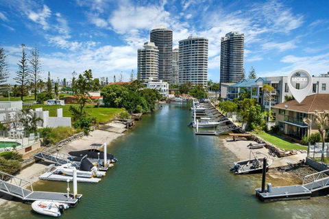 Runaway Bay Waterfront Delight - Accommodation Asia 0