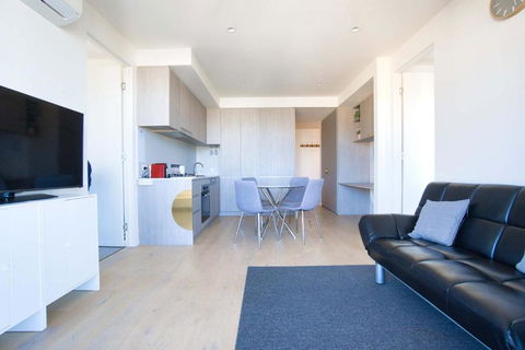 Rundle Retreat - 2BR Apartment With Stunning Views - Accommodation Guide 3