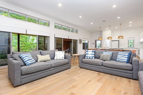 Russell Street Retreat - Accommodation Asia 1