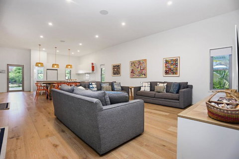 Russell Street Retreat - Accommodation Asia 0