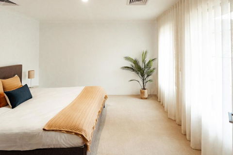 Salhus - Sleep In King Beds & Easy Walk To Town - Accommodation Guide 3