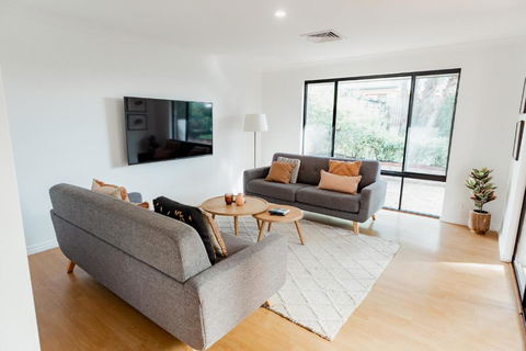 Salhus - Sleep In King Beds & Easy Walk To Town - Accommodation Guide 1
