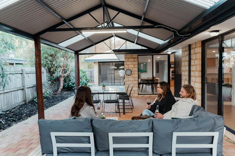 Salhus - Sleep In King Beds & Easy Walk To Town - Accommodation Guide 0