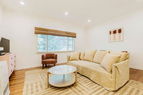 Salmon Calm - Trendy Velvet Allure By Albert Park - Accommodation Guide 2