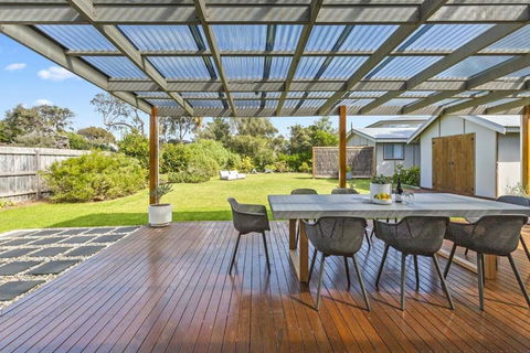 Salt Air Beach Retreat - 280m Walk To Foreshore, Check Out 5pm Sunday! - Accommodation Asia 2