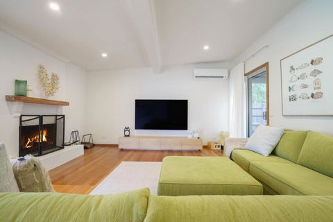 Salt Air Beach Retreat - 280m Walk To Foreshore, Check Out 5pm Sunday! - Accommodation Asia 3