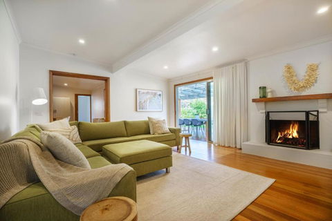 Salt Air Beach Retreat - 280m Walk To Foreshore, Check Out 5pm Sunday! - Accommodation Asia 0