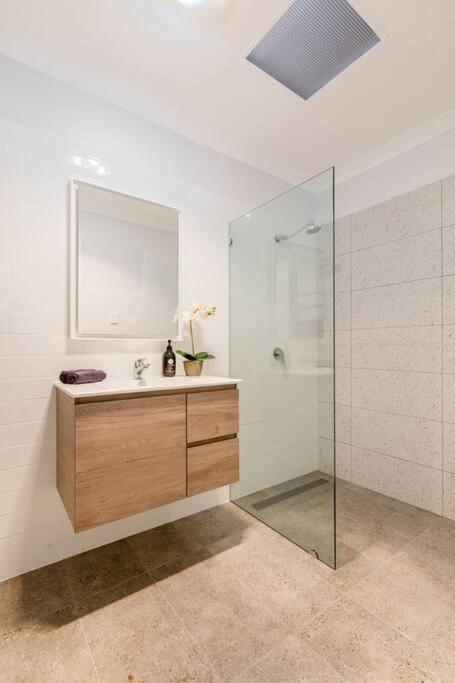 Salt & Pepper; Beautiful Town House In Margs! - Accommodation Guide 2