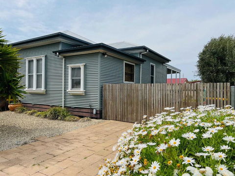 Saltwater Bungalow - WiFi - Accommodation Guide 0