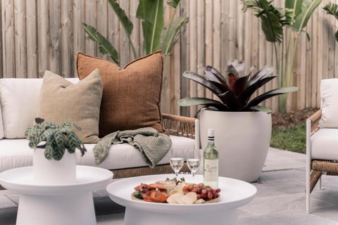 SALTY PALMS On HENLEY -THREE - Accommodation Asia 1