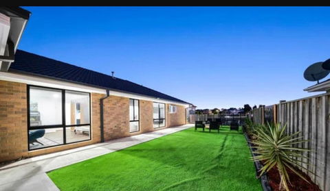 Sanctuary Lakes Holiday House - Accommodation Guide 1