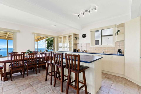 Sandbar On Moreton 5 Bedroom - Accommodation Guide 3