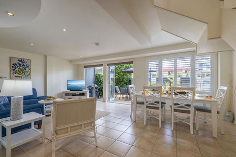 Sandcastles 4 -8 Ala Moana Way - Accommodation Guide 1