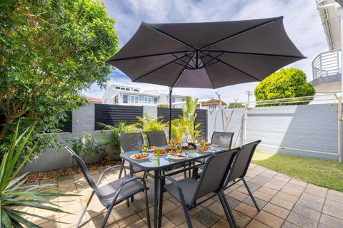 Sandcastles 4 -8 Ala Moana Way - Accommodation Guide 3