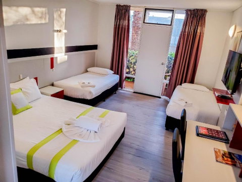 Sandors Motor Inn - Accommodation Guide 2
