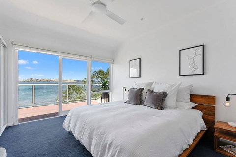 Sandy Bay Beachfront Oasis Direct Beach Access - Accommodation Asia 3