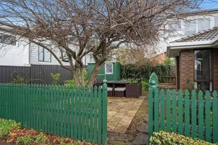 Sandy Bay Cozy Cottage Close To CBD - Accommodation Guide 3