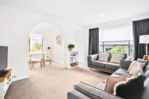 Sandy Bay Cozy Cottage Close To CBD - Accommodation Guide 0