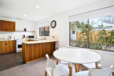 Sandy Bay Cozy Cottage Close To CBD - Accommodation Guide 1
