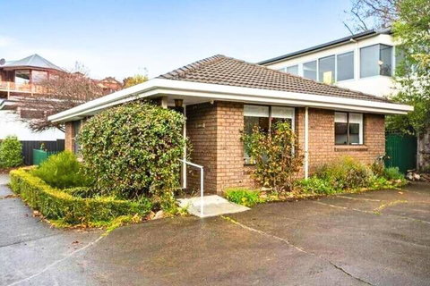 Sandy Bay Cozy Cottage Close To CBD - Accommodation Guide 2