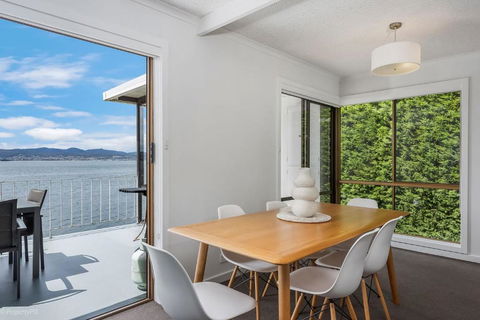 Sandy Bay Waterfront - Accommodation Asia 1