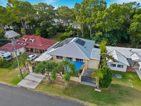 Sandy Feet Retreat - Waterfront - 4BR - Smart TV - WiFi - Accommodation Guide 0
