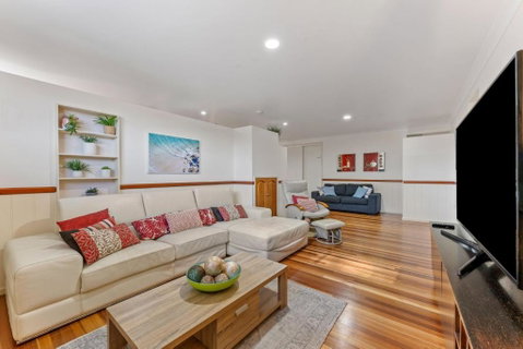Sandy Feet Retreat - Waterfront - 4BR - Smart TV - WiFi - Accommodation Guide 2