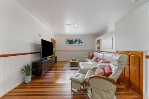 Sandy Feet Retreat - Waterfront - 4BR - Smart TV - WiFi - Accommodation Guide 3