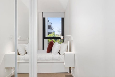 Spacious & Bright Apt Near Major Hospital Precinct - Accommodation Asia 3