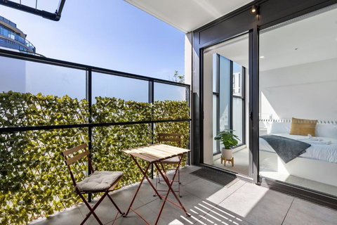 Spacious & Bright Apt Near Major Hospital Precinct - Accommodation Asia 2