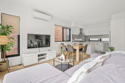 StayAU Modern 4-bedroom TH Bayswater - Accommodation Asia 1