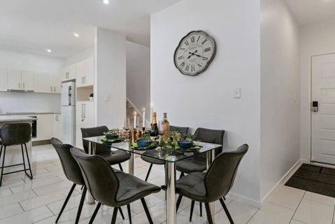 Stunning 3-bedroom Townhouse - Accommodation Guide 2