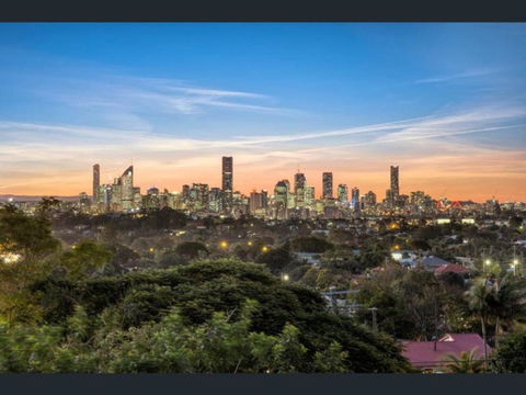 Stunning City View 5BR With Balcony Near Malls Uni And CBD - Accommodation Guide 0