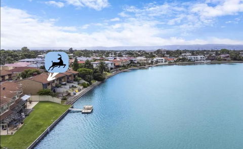 Stunning Lake View Townhouse-Dream Staycation - Accommodation Asia 0