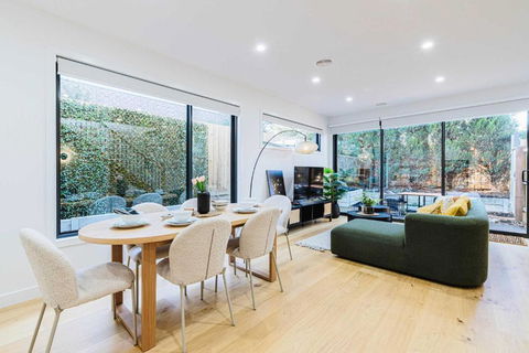 Stylish 4BR Family Townhouse With Private Courtyard - Accommodation Asia 0