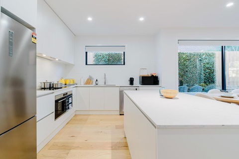 Stylish 4BR Family Townhouse With Private Courtyard - Accommodation Asia 1