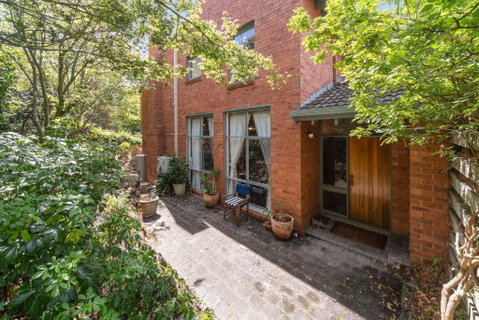 Surrey On The Park - Accommodation Guide 0