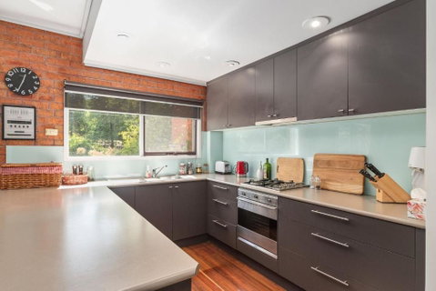 Surrey On The Park - Accommodation Guide 2