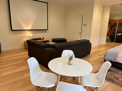 Super Luxury Self Contained Studio Unit - Accommodation China 2