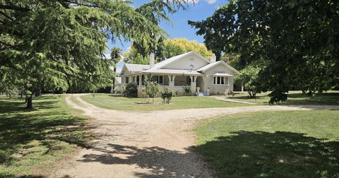 The Avenue Anahdale - Hidden 2.7 Acre Estate In Town - Accommodation Guide 0