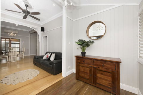 Beautiful Queenslander - Accommodation Asia 3
