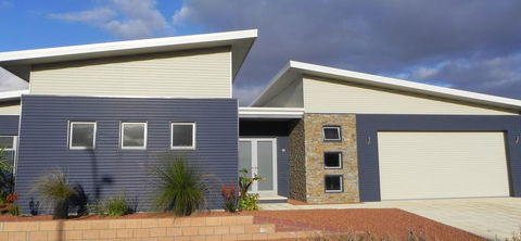Beautifully Appointed Large Family Home - Accommodation Asia 1