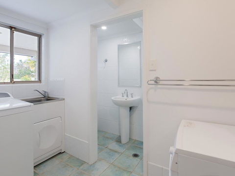 Beauty And The Beach', 88 Foreshore Drive - Large Home With WIFI & Water Views - Accommodation Asia 2