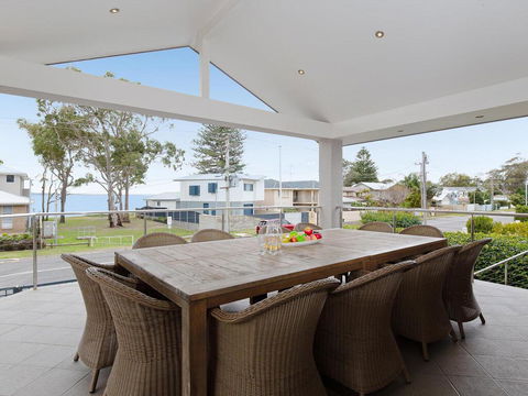 Beauty And The Beach', 88 Foreshore Drive - Large Home With WIFI & Water Views - Accommodation Asia 0